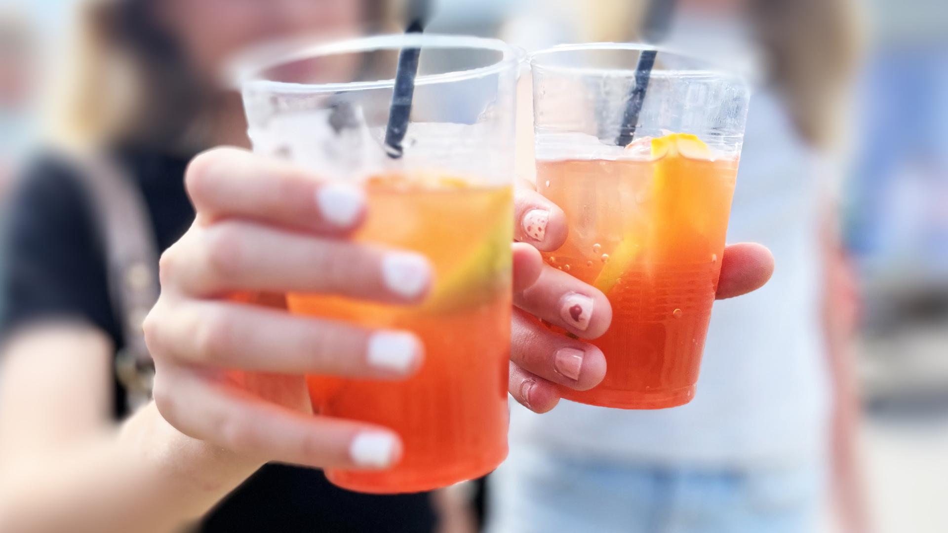 Två plastglas med saft och suggrör.