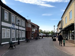 Butiker längs med kullerstensgata i Sävsjö centrum.