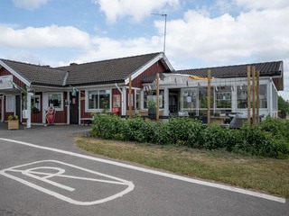 Rött hus med vita knutar, kiosk och café