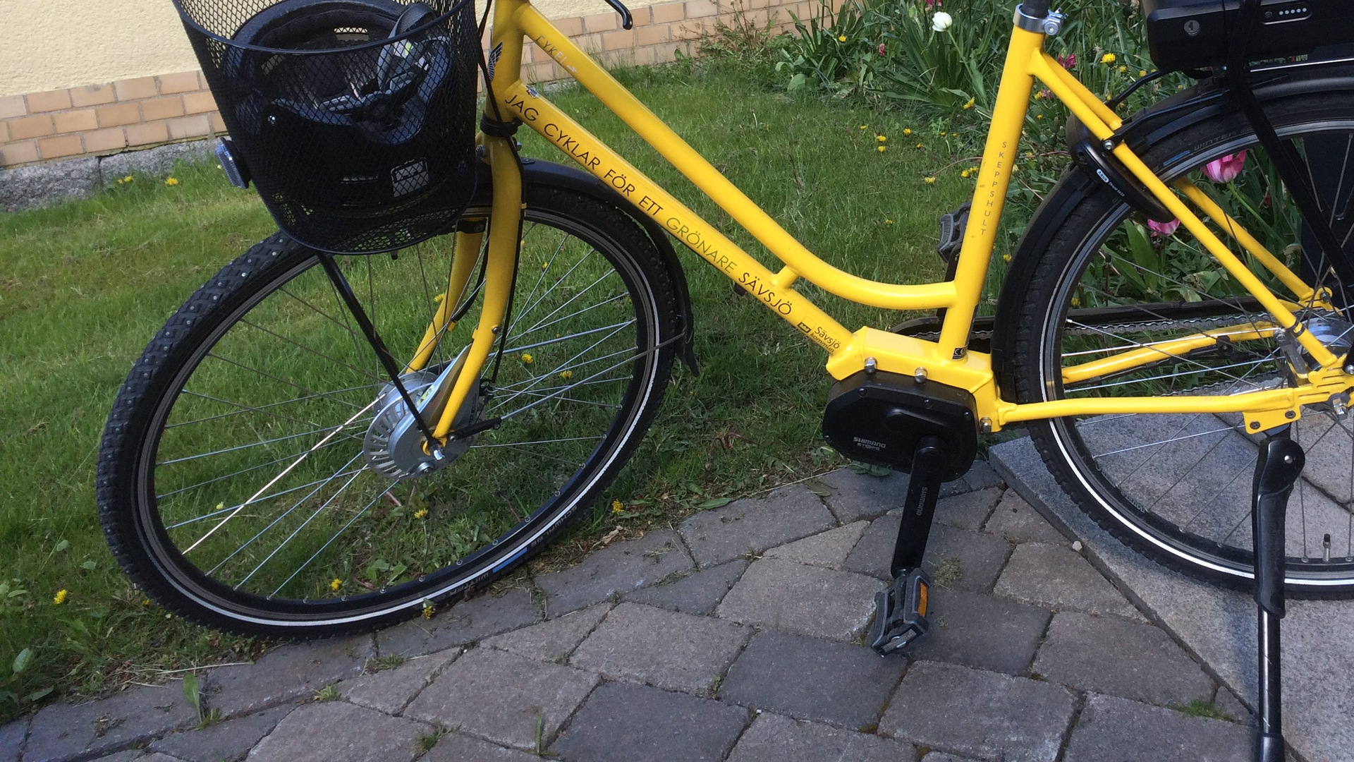 Gul cykel med cykelkorg