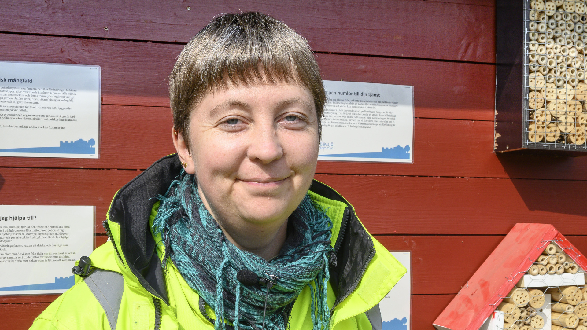 Johanna Mattsson framför anslagstavlan i Perennparken. 