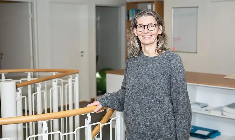 kvinna med ljust hår och glasögon